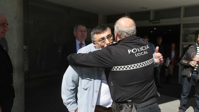 Uno de los sindicalistas acusados recibe el abrazo de un compañero de uniforme, tras conocer la sentencia absolutoria