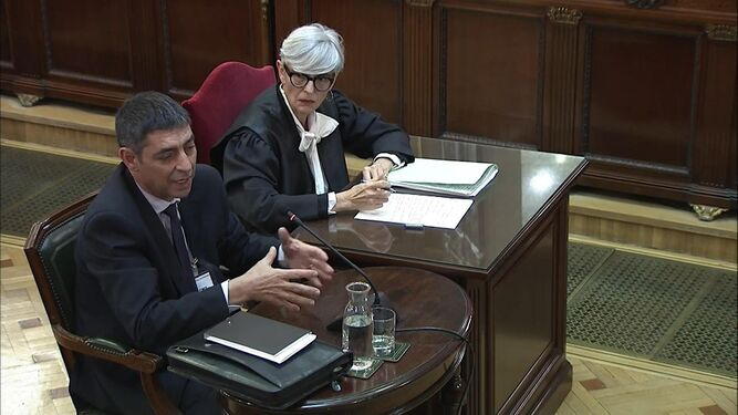 Josep Lluís Trapero y su abogada, Olga Tubau, durante su declaración en el juicio del 'procés' este jueves