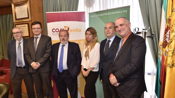 El presidente del Colegio de Médicos, Alfonso Carmona, junto a representantes de los facultativos, hoy en la sede de la institución profesional.