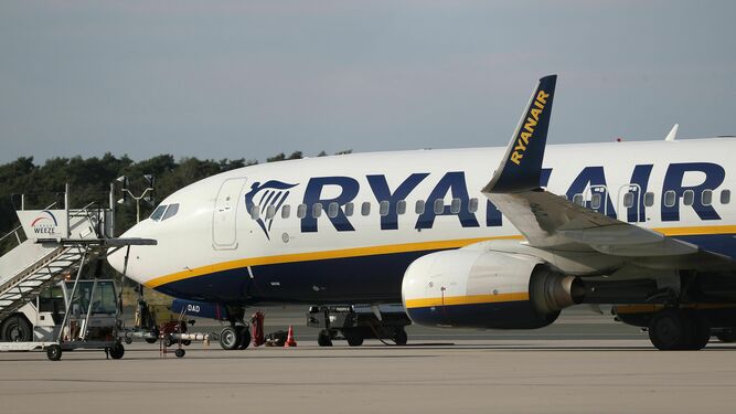 Un avión de Ryanair en pista.