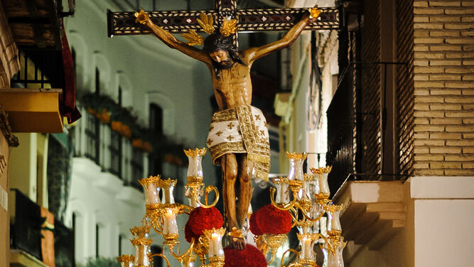 El Cristo de Confalón sobre la peana en la que sale cada Jueves Santo.