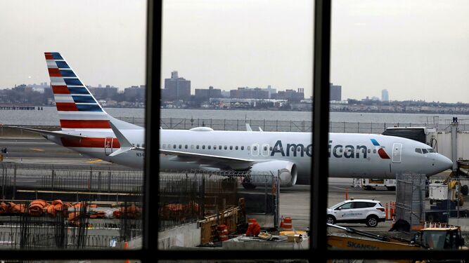 Un Boeing 737 Max 8 de American Airlines permanece estacionado en el aeropuerto LaGuardia en Nueva York.