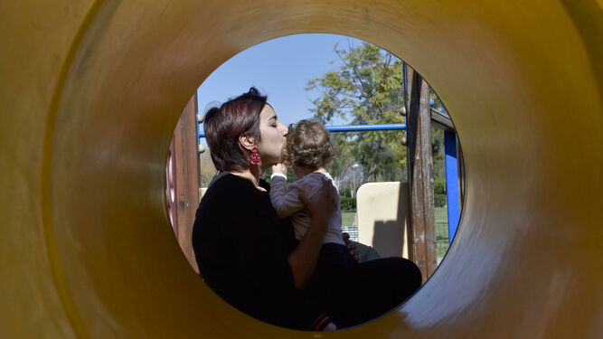 Isabel Sánchez, junto a su pequeña Emma, en un parque infantil.