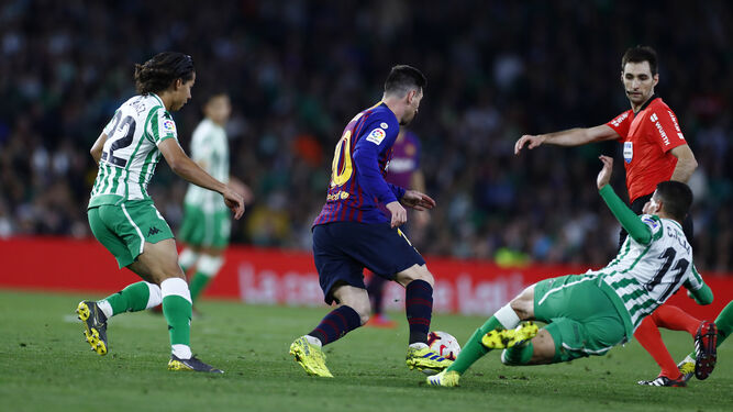 Messi se marcha de Lainez y Tello en un lance del partido de la temporada pasada.