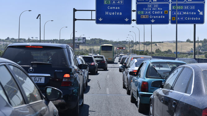 Tráfico en la salida de la capital de Sevilla en dirección al Aljarafe.