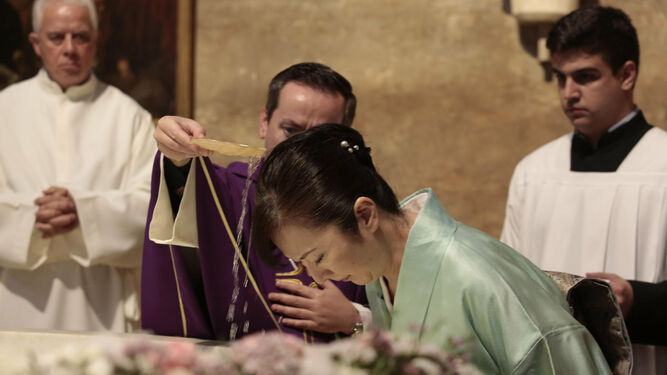 La japonesa Yoko Ikeda, ayer, en la capilla de San Antonio de la Catedral recibiendo el agua del buatismo.