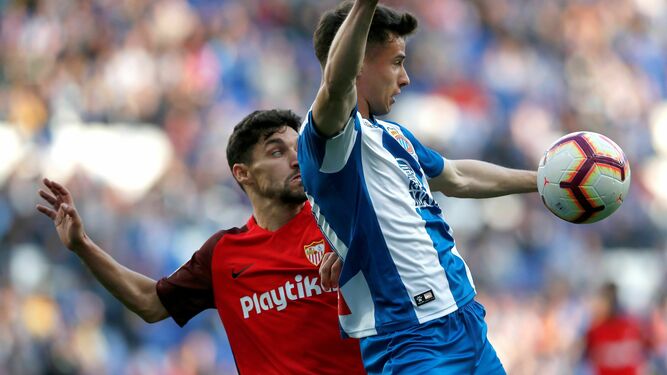 Navas pugna un balón en el último encuentro entre Espanyol y Sevilla.
