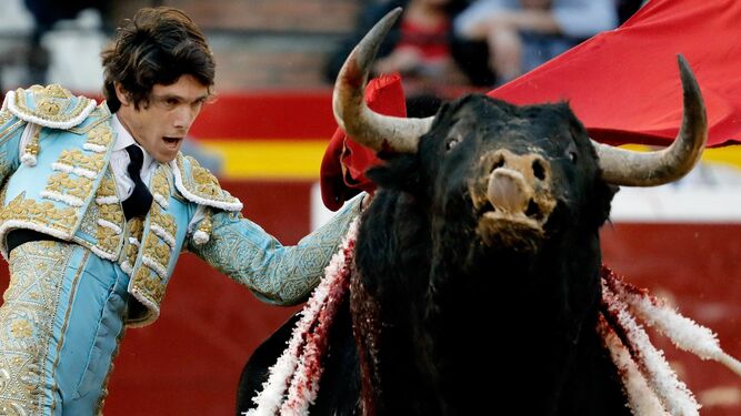 Sebastián Castella, en un pase de pecho al toro ‘Horroroso’, premiado con la vuelta al ruedo.