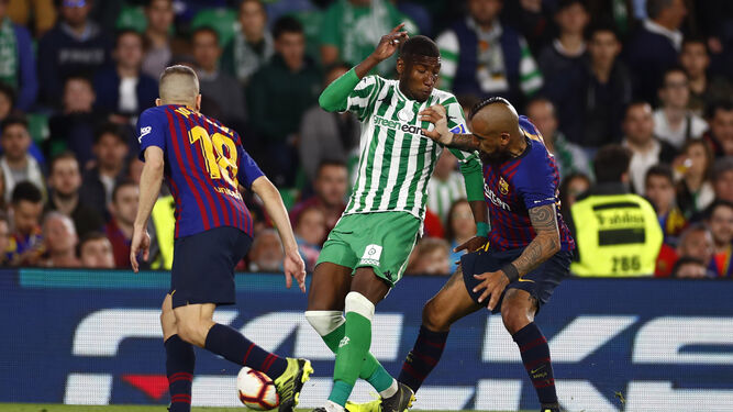 Emerson disputa un balón con Jordi Alba y Arturo Vidal.