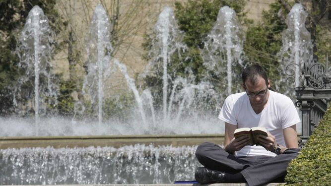 Hombre leyendo y disfrutando el buen tiempo
