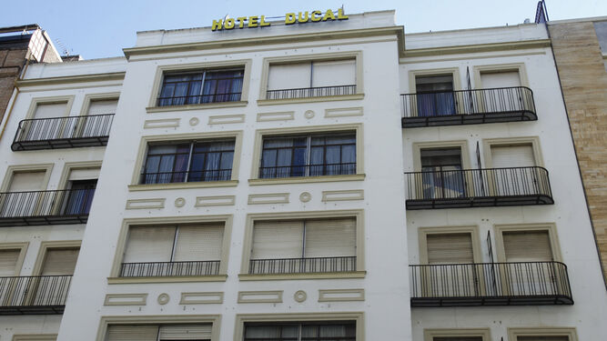 El hotel Ducal, que abrió en 1959 y cerró en 2010, todavía conserva el letrero.