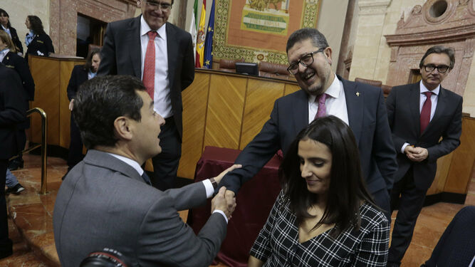 Juanma Moreno saluda al parlamentario de Vox Francisco Serrano.