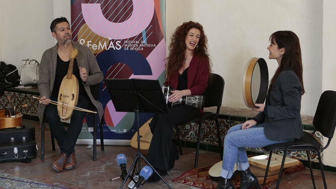 Emilio Villalba, Ángeles Núñez y Sara Marina, los integrantes de Sephardica, durante su ensayo abierto en el Real Alcázar.