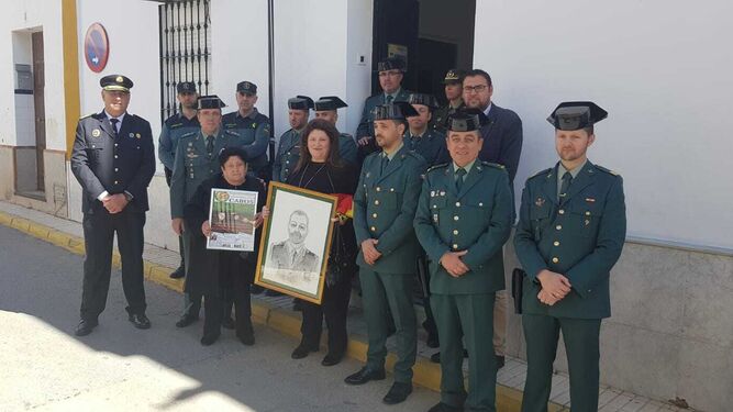 El cuerpo de la Guardia Civil de Guillena, durante el homenaje a Diego Díaz.