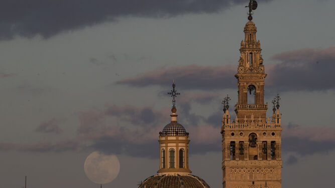 Las im&aacute;genes de la superluna de marzo en Sevilla