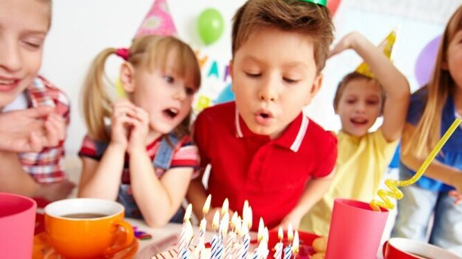 Además de soplar las velas, los niños celebran cumpleaños originales.