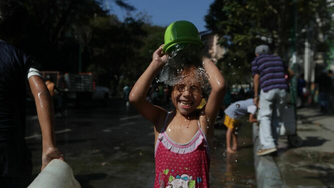 Una niña disfruta del agua tras varias jornadas de escasez en Venezuela.