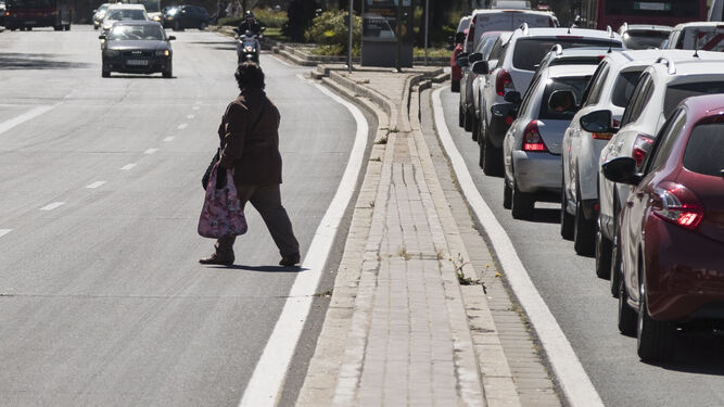 Una mujer cruza de forma imprudente por la avenida San Juan de Ribera, el tramo anterior al Hospital.