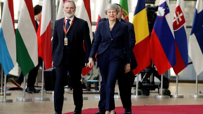 La primera ministra británica, Theresa May, sonríe a su llegada ayer a la cumbre del Consejo Europeo en Bruselas.