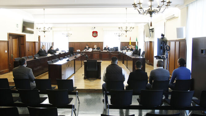 La sala de vistas, con Casimiro Villegas a la izquierda y el resto de los acusados a la derecha.