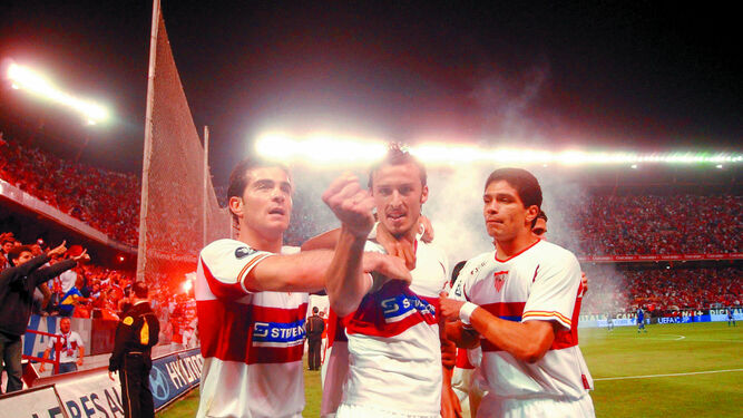 Puerta celebra su memorable gol mirando a la cámara abrazado por Maresca y Renato.