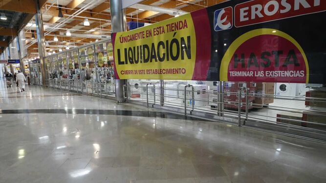 Una vista del hipermercado de Eroski en el centro comercial Los Alcores, con el cartel de liquidación.