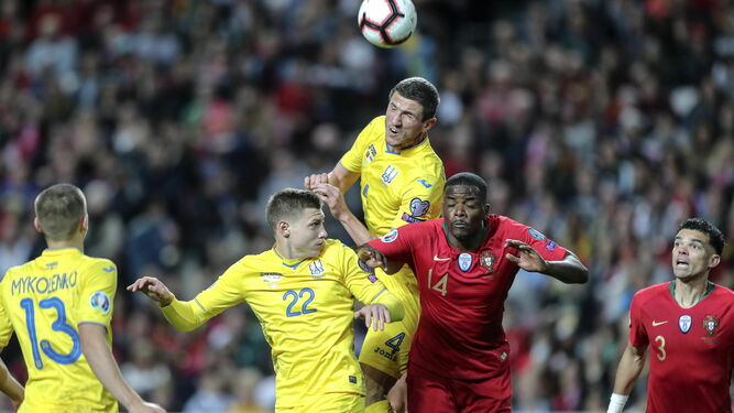 William Carvalho disputa el balón ante Matviyenko en el duelo entre Portugal y Ucrania.
