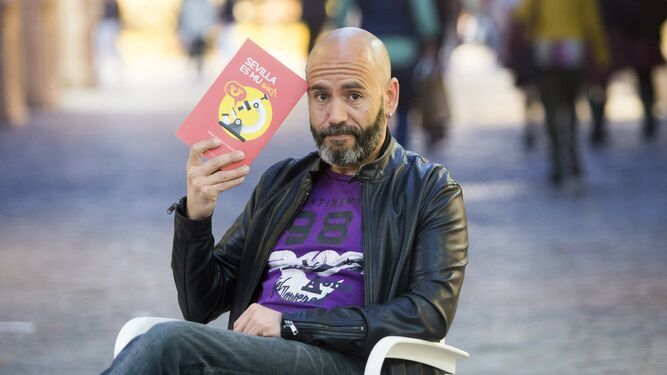 Sergio González, con un ejemplar de su libro 'Sevilla es mu shica'