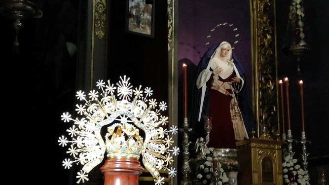 La corona presentada con la Virgen de los Ángeles en su altar