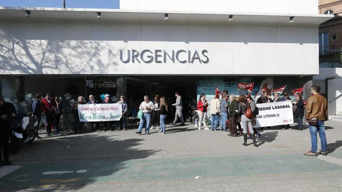Concentración de trabajadores en el acceso al Hospital de Fátima, esta mañana.