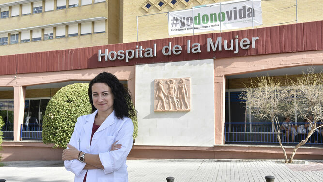 La doctora Nieves Romero, ante el Hospital de la Mujer Virgen del Rocío.