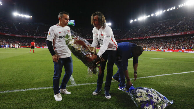 Javi Navarro, David Castedo y Asamoah (Schalke 04) dejan flores en el lugar donde cayó fulminado.