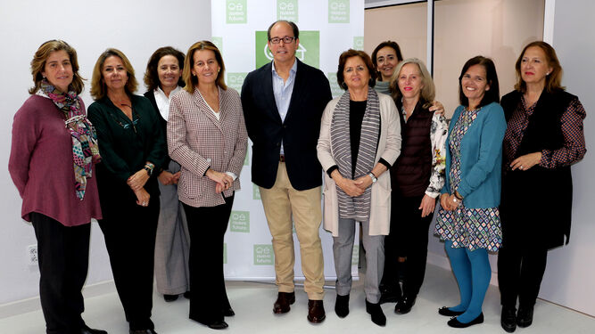 El pintor Beltrán Román con la presidenta de Nuevo Futuro Sevilla, Mónica Gutiérrez, y el Comité Directivo.