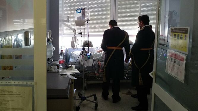 Músicos de la Banda del Santísimo Cristo de las Tres Caídas visitando a algunos hospitalizados