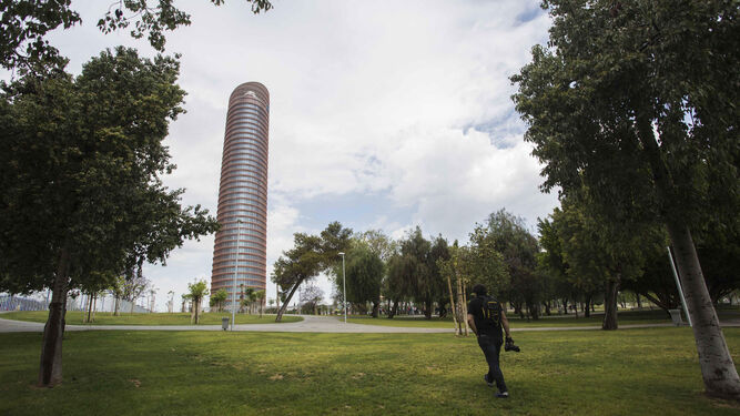La Torre Sevilla vista desde el parque Magallanes.