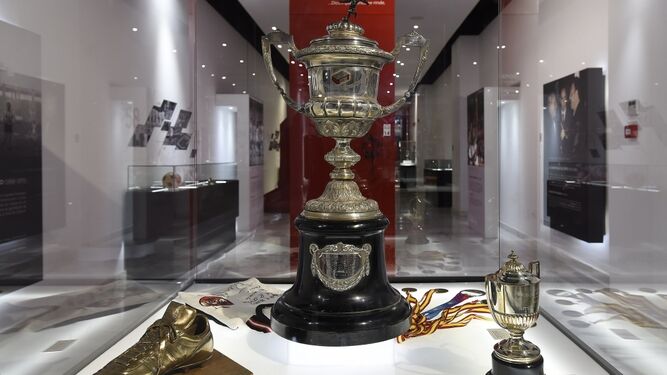 El trofeo Pichichi de Arza, entre la Bota de Oro de Polster y el trofeo a la Furia de Campanal.