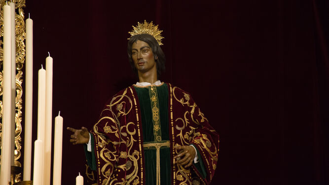 Imagen de San Juan Evangelista, a la derecha del altar de cultos.