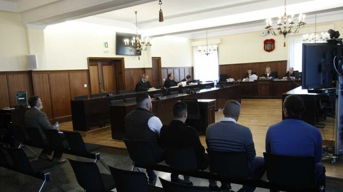 La sala de vistas, con los cinco acusados del juicio.