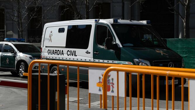 Un furgón y un coche de la Guardia  Civil.