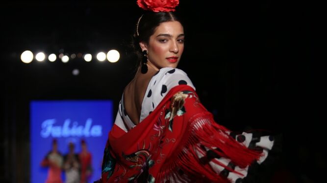 Rojo pasi&oacute;n junto con el mantocillo bordado. Esta apuesta es de Fabiola y es del todo acertada. Desfile We Love Flamenco 2019, fotograf&iacute;a de Bel&eacute;n Vargas.&nbsp;