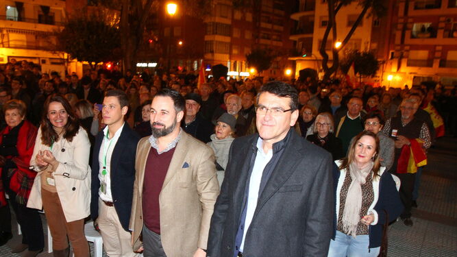 Santiago Abascal, entre Pablo Vinagre y Rafael Segovia, durante un acto público de Vox en la Merced el 27 de noviembre.