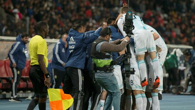 Lo Celso, con el dorsal 20, festeja el gol del triunfo de su selección saltando sobre sus compañeros.