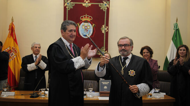José Joaquín Gallardo (izquierda) entrega a Óscar Cisneros el bastón de mando del Colegio de Abogados