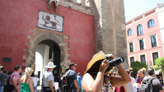 Las colas de turistas en el Alcázar se han convertido ya en una estampa clásica de Sevilla.