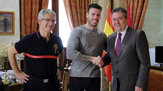 El bombero Miguel Roldán, junto al Alcalde de Sevilla y al cuerpo de bomberos