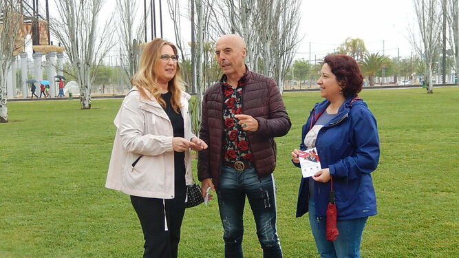 María Ángeles Luna y Antonio Hurtado con simpaztizantes el PSOE