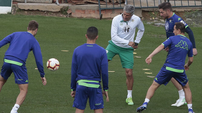Setién, con Loren, Feddal, Javi García y Guardado, en el entrenamiento de ayer.