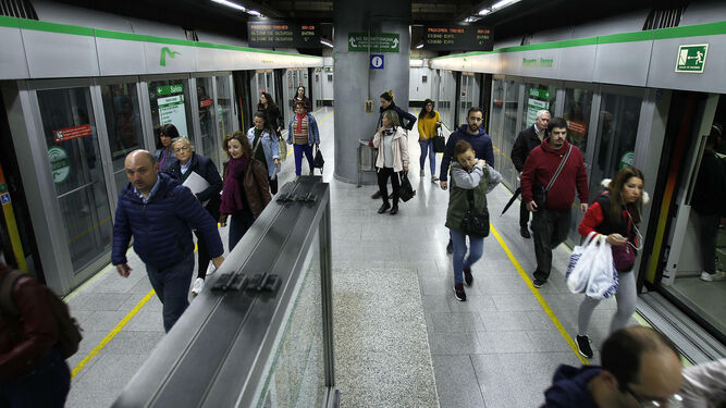 Movimiento de viajeros este lunes en la estación Puerta de Jerez.
