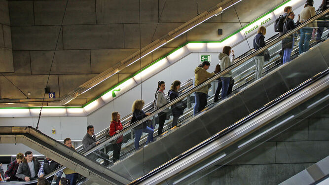 Viajeros suben la escalera mecánica de la estación Puerta de Jerez.
