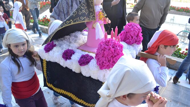 Una procesión escolar en vísperas de Semana Santa.